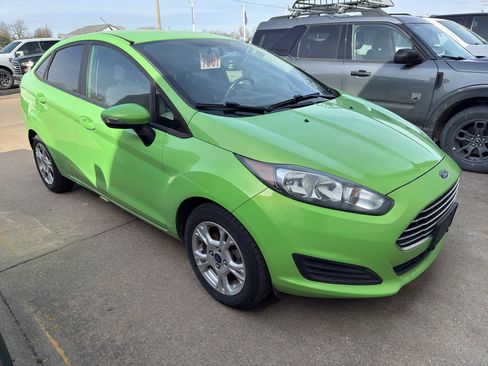 Used 2015 Ford Fiesta SE image 2