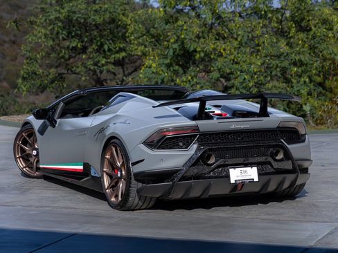 Used 2018 Lamborghini Huracan Performante image 39