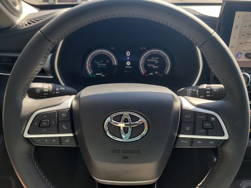 Certified 2026 Toyota Highlander Limited AWD/4WD image 32