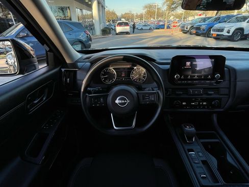 Used 2025 Nissan Pathfinder S image 11