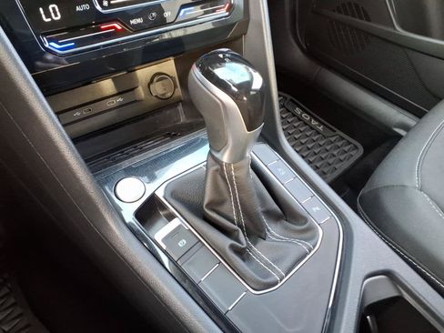 Used 2025 Volkswagen Taos SE FWD image 19