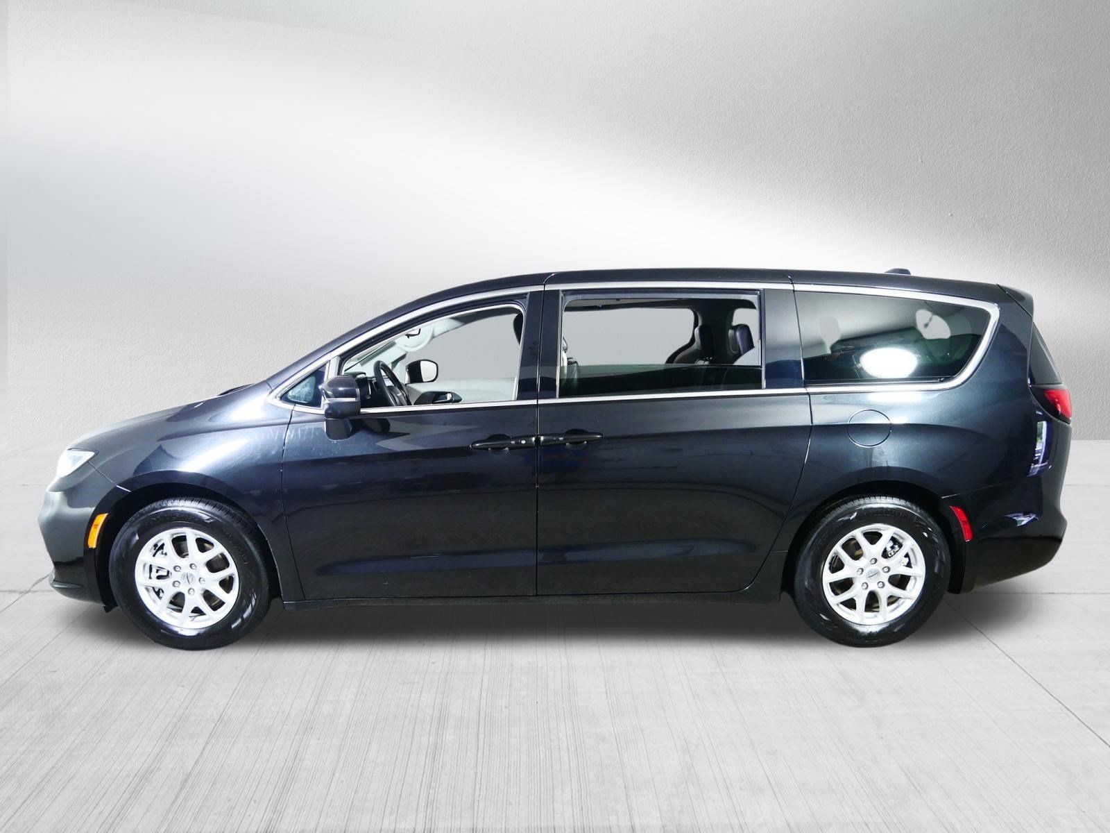 Used 2023 Chrysler Pacifica Touring-L FWD image 4
