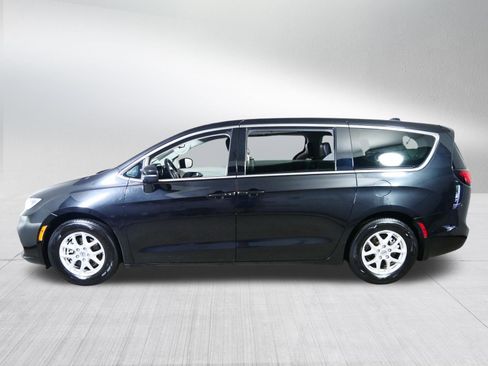Used 2023 Chrysler Pacifica Touring-L FWD image 4