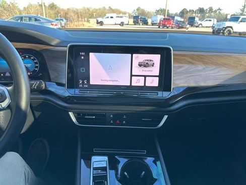 Used 2024 Volkswagen Atlas SE image 14