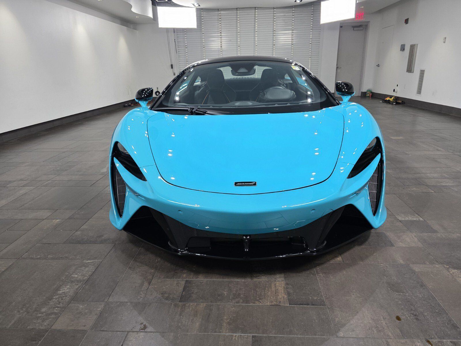 Used 2025 McLaren Artura RWD image 2