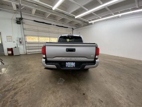 Used 2018 Toyota Tacoma TRD Sport image 5