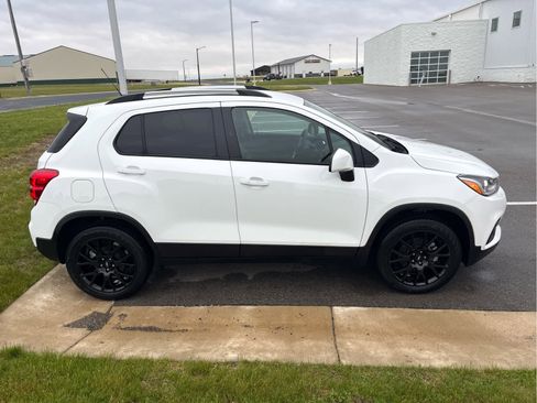Used 2022 Chevrolet Trax LT w/ Driver Confidence Package AWD/4WD image 2