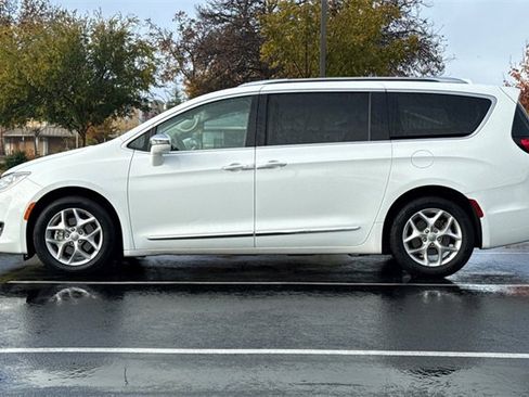 Used 2020 Chrysler Pacifica Limited image 9