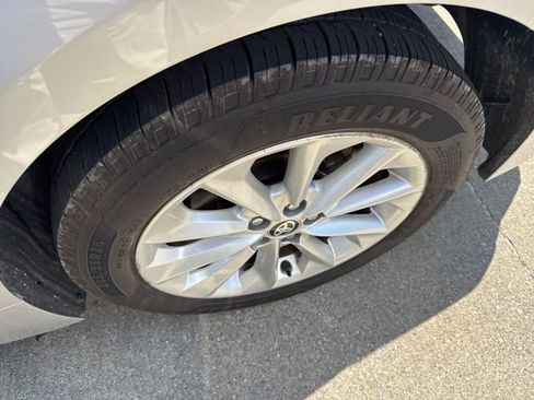 Used 2021 Toyota Corolla LE w/ LE Convenience Package FWD image 3