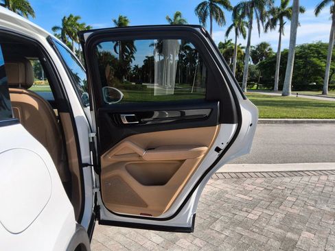 Used 2019 Porsche Cayenne image 27