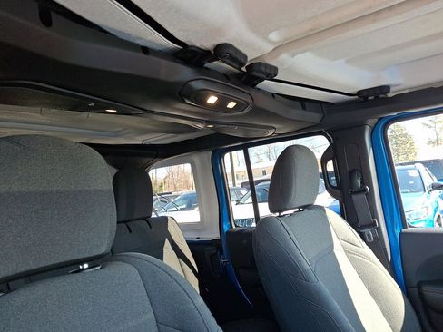 Used 2025 Jeep Wrangler Sahara image 13