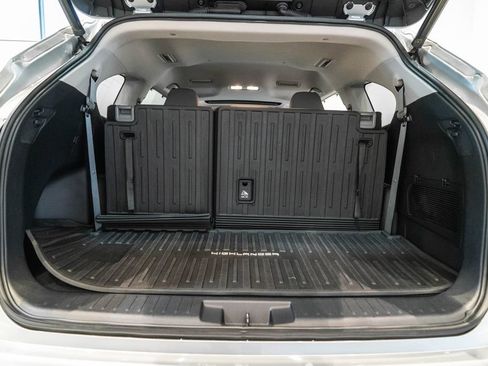 Used 2020 Toyota Highlander XLE AWD/4WD image 37