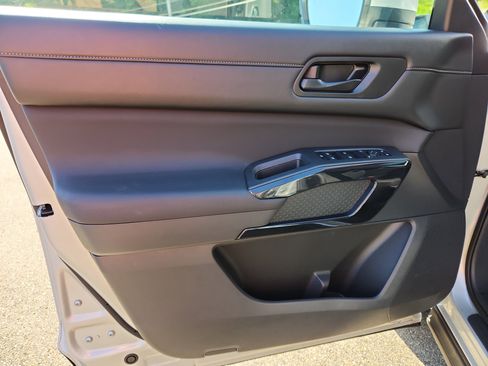 Used 2025 Nissan Pathfinder SV image 21