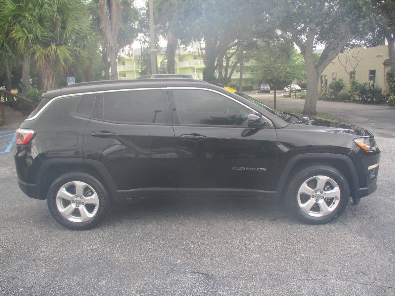 Used 2018 Jeep Compass Latitude w/ Popular Equipment Group FWD image 3