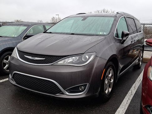 Used 2017 Chrysler Pacifica Touring-L Plus image 3