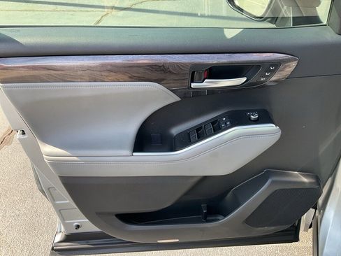 Used 2025 Toyota Highlander Limited image 4