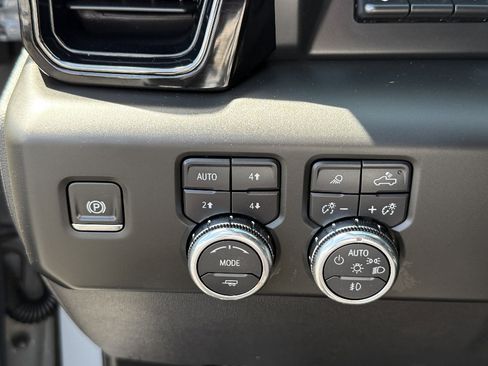 Used 2025 GMC Sierra 1500 AT4 w/ AT4 Premium Package AWD/4WD image 21