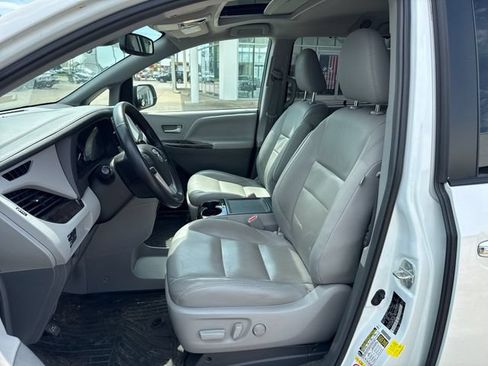 Used 2018 Toyota Sienna XLE w/ XLE Navigation Package FWD image 9