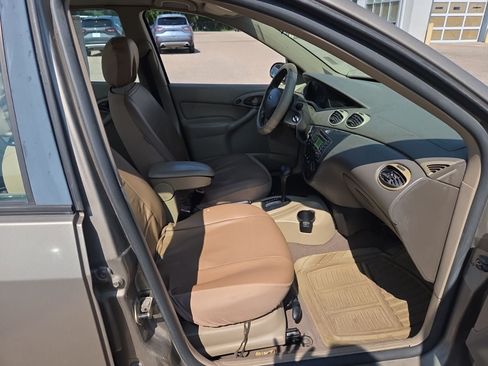 Used 2003 Ford Focus SE FWD image 13