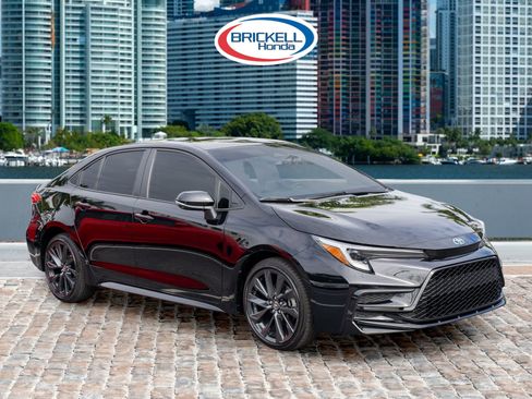 Used 2025 Toyota Corolla SE w/ SE Premium Package image 3