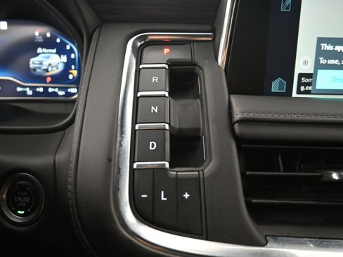 Used 2023 Chevrolet Suburban LT w/ Luxury Package image 19