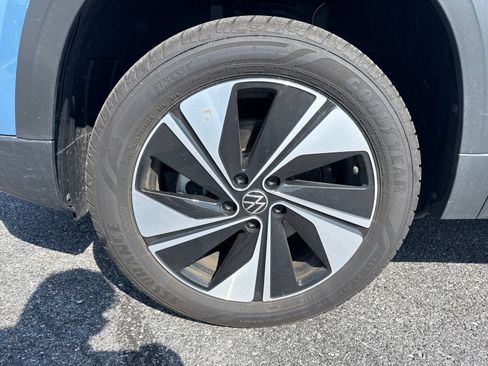 Certified 2025 Volkswagen Taos SE AWD/4WD image 10