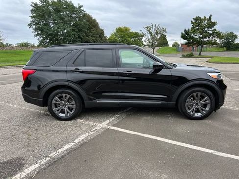 Used 2023 Ford Explorer XLT w/ Equipment Group 202A AWD/4WD image 12
