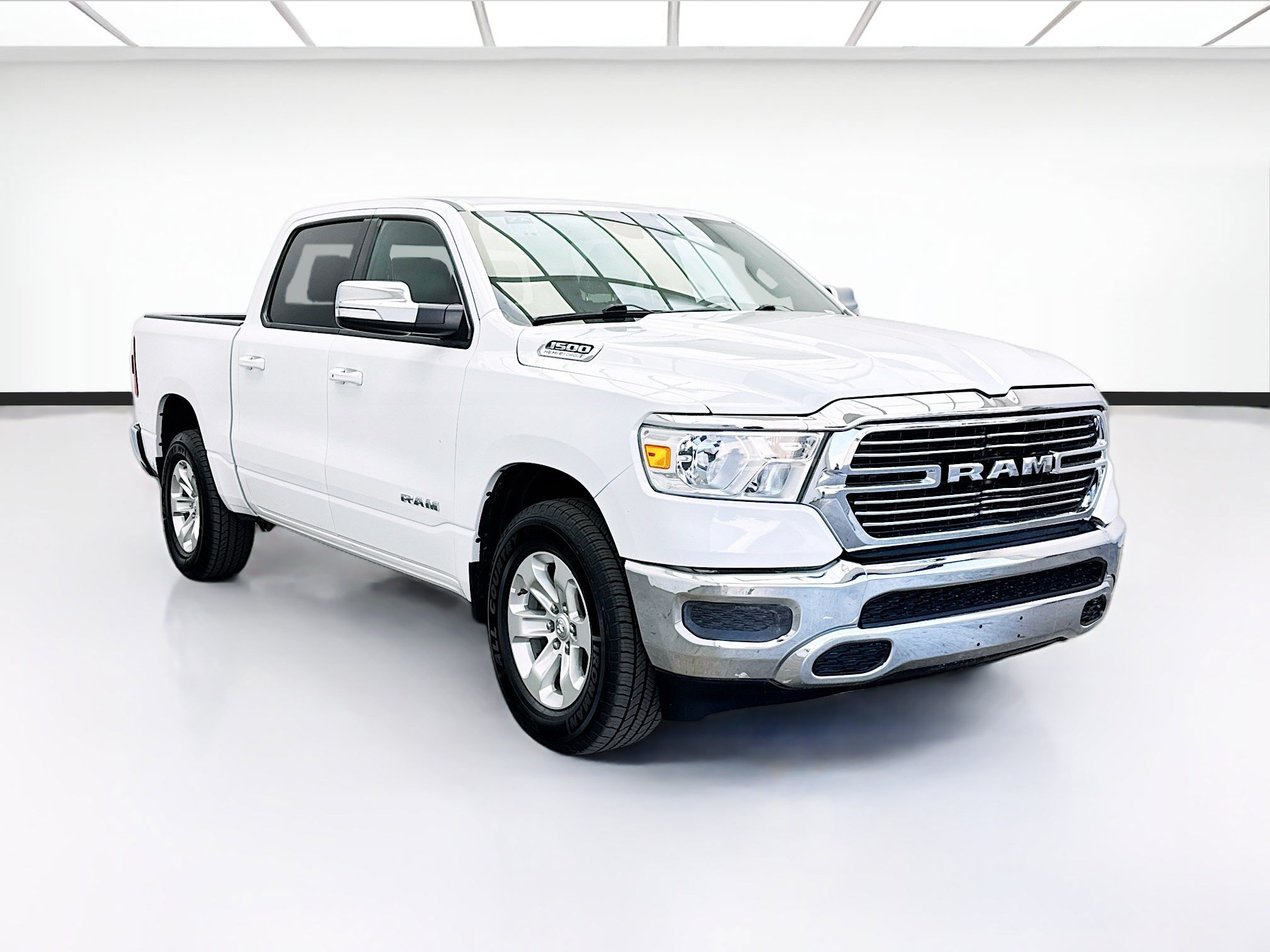 Used 2024 RAM 1500 Laramie AWD/4WD image 3
