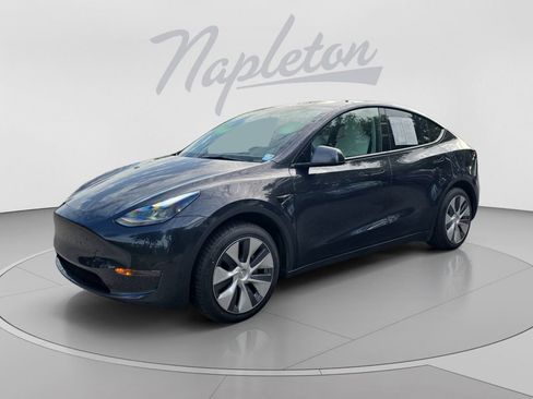 Used 2024 Tesla Model Y Long Range RWD image 1