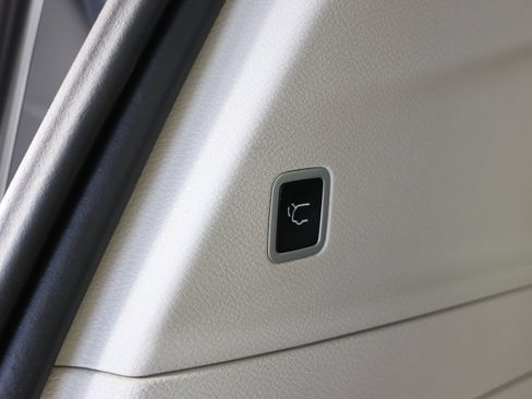 Used 2024 Chrysler Pacifica Limited FWD image 32