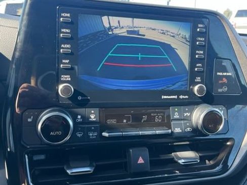 Used 2022 Toyota Highlander XLE AWD/4WD image 47