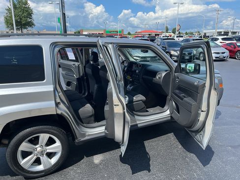 Used 2016 Jeep Patriot Latitude FWD image 35