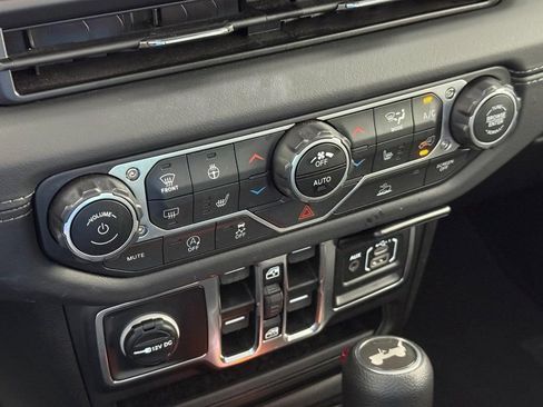 Used 2025 Jeep Wrangler Unlimited Sahara AWD/4WD image 28