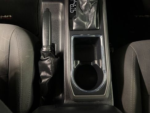 Used 2018 Toyota Tacoma TRD Off-Road image 16