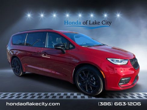 Used 2025 Chrysler Pacifica Limited FWD image 1