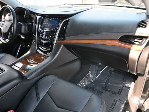 Used 2016 Cadillac Escalade Luxury RWD image 8