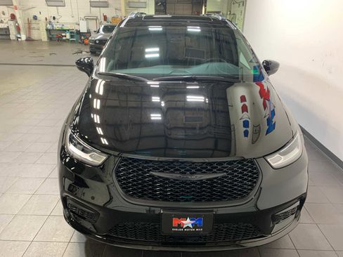 New 2026 Chrysler Pacifica Limited image 3