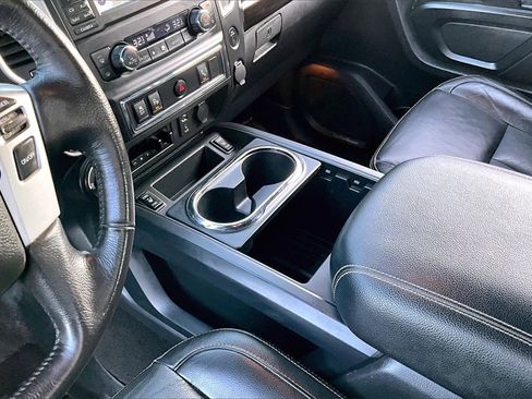 Used 2018 Nissan Titan SV image 19