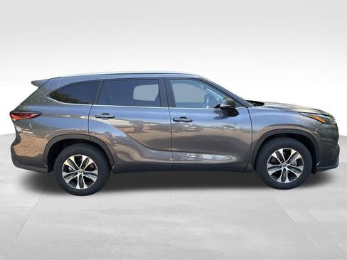 Used 2025 Toyota Highlander XLE FWD image 6