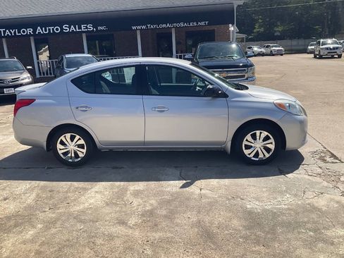 Used 2014 Nissan Versa SV FWD image 2