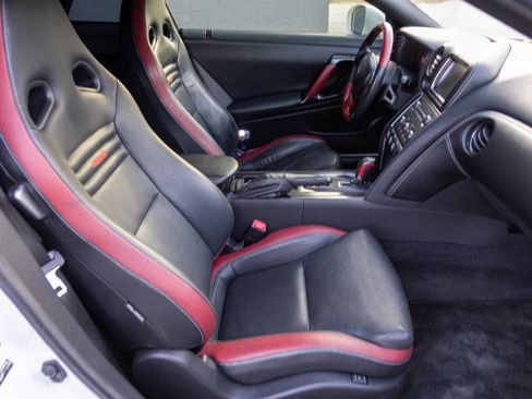 Used 2014 Nissan GT-R Black Edition image 15