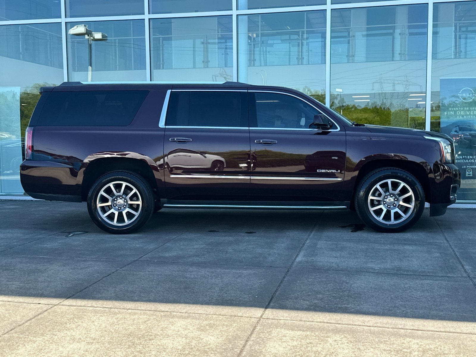 Used 2017 GMC Yukon XL Denali w/ Open Road Package AWD/4WD image 2