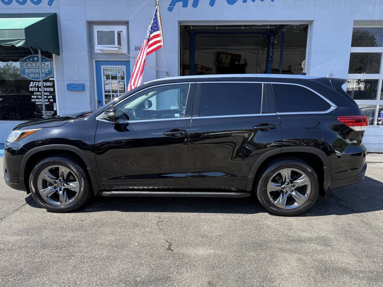 Used 2017 Toyota Highlander Limited Platinum AWD/4WD image 6