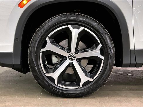 Certified 2025 Volkswagen Tiguan SE image 11