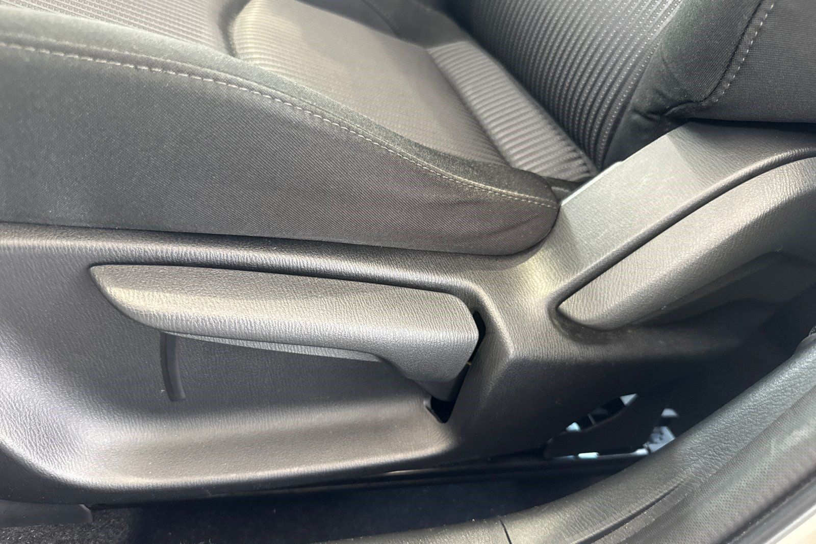 Used 2014 MAZDA MAZDA3 i Touring w/ Technology Package FWD image 14