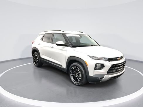 Used 2022 Chevrolet TrailBlazer LT image 2