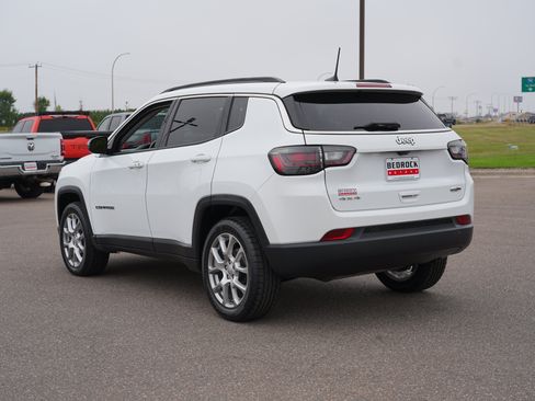 Used 2022 Jeep Compass Latitude w/ Sun and Sound Group AWD/4WD image 5