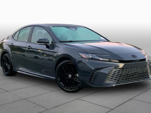 Used 2025 Toyota Camry SE FWD image 3