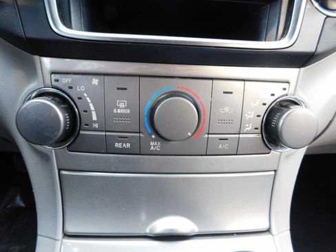 Used 2013 Toyota Highlander Limited w/ Cold Weather Pkg image 15