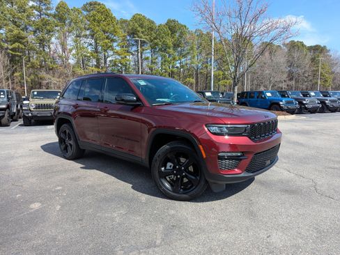 Certified 2025 Jeep Grand Cherokee Limited w/ Black Appearance Package image 3